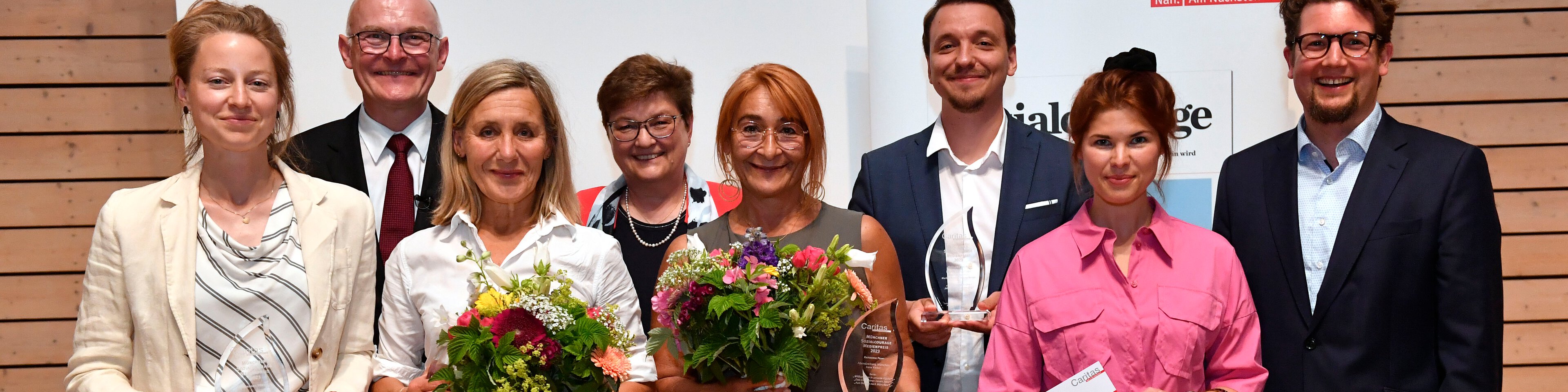 Die ausgezeichneten Journalistinnen und Journalisten mit dem Diözesan-Caritasvorstand. | © Caritas München/Schlaf
