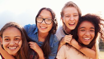4 Mädchen lächeln in die Kamera | © monkeybusinessimages - Getty Images/iStockphoto