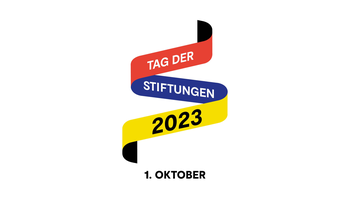 dreifarbige Banderole als Logo des Aktionstags | © Bundesverband Deutscher Stiftungen e. V.