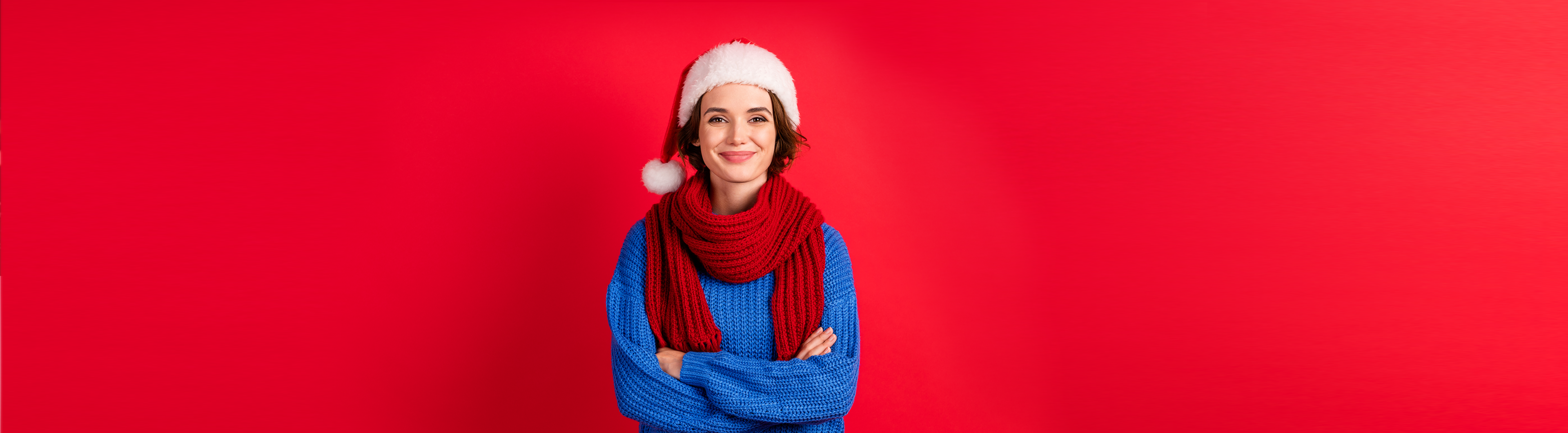 Frau mit blauem Pullover und Weihnachtsmütze | © istock | Deagreez