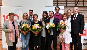 Gruppenbild der ausgezeichneten Redakteurinnen und Redakteure mit unserem Caritas-Vorstand | © Caritas München und Oberbayern | Marcus Schlaf