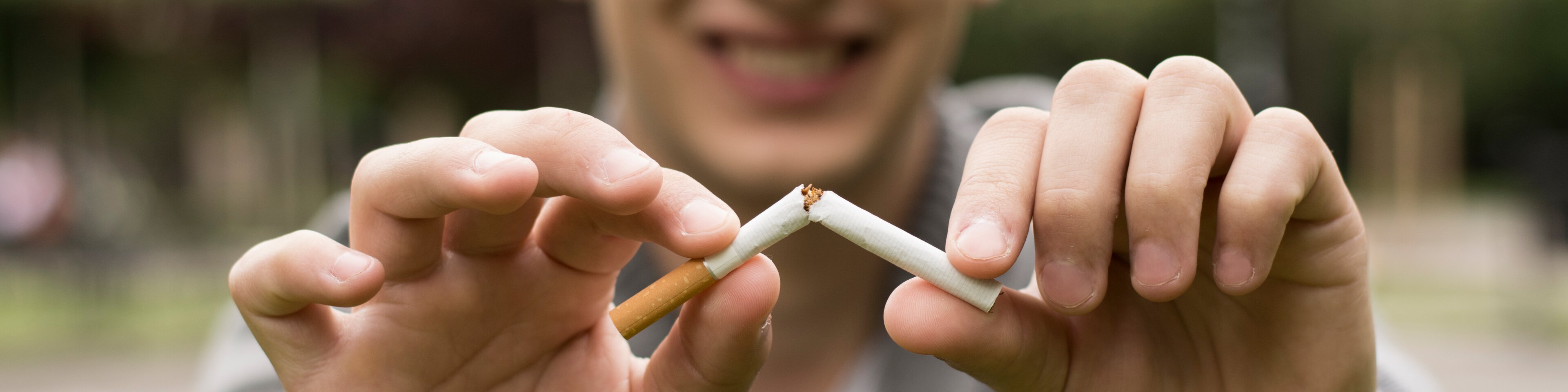 Ein Mann der eine Zigarette zerbricht | © milicad - Getty Images/iStockphoto